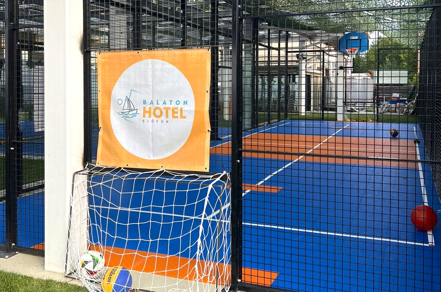 Aktív csapatépítés, konferencia és céges rendezvény helyszín a Balaton  partján. Multifunkcionális sportpálya, vízpart, zöld terület, szállás és  konferenciaterem egy helyen.